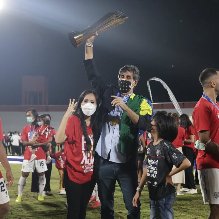 Time to CELEBRATE   #familytime ...  @baliunitedfc